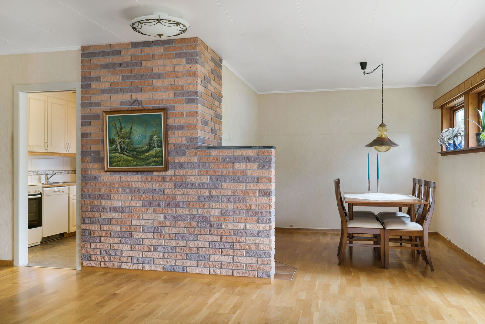 Der spisestuen er i dag var det opprinnelig et soverom fra gammelt av. Rommet har i senere tid blitt benyttet som bl.a. husets lesekrok. Bak murveggen står det en vedovn. Galleribilde