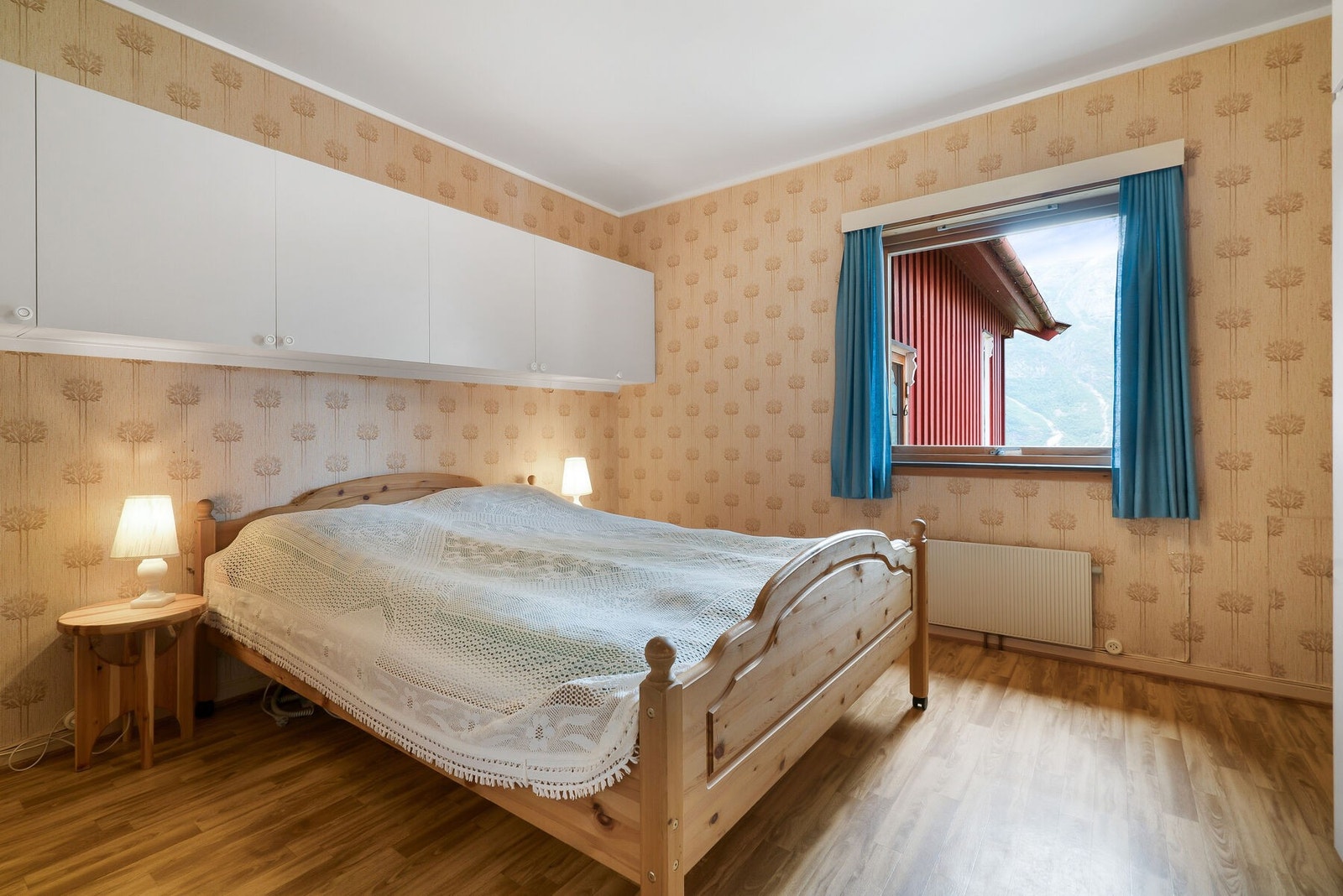 Boligens hovedsoverom ligger enkelt til med badet rett over gangen. Separat og nyere oppusset WC-rom. Huset har i 2016 fått montert inn luft-til-vann varmepumpe som går via tidligere fyrkjel og ut i radiatorer. Galleribilde