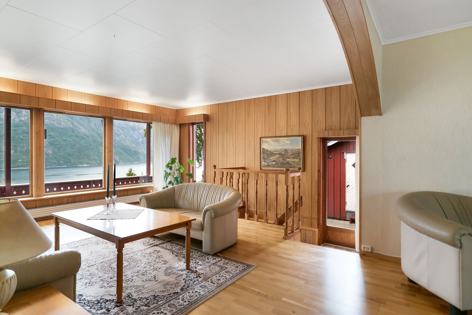 Fra stuen, uteplassen og ellers utvendig er det adkomst til eiendommens flate og skrånende hageareal. Galleribilde