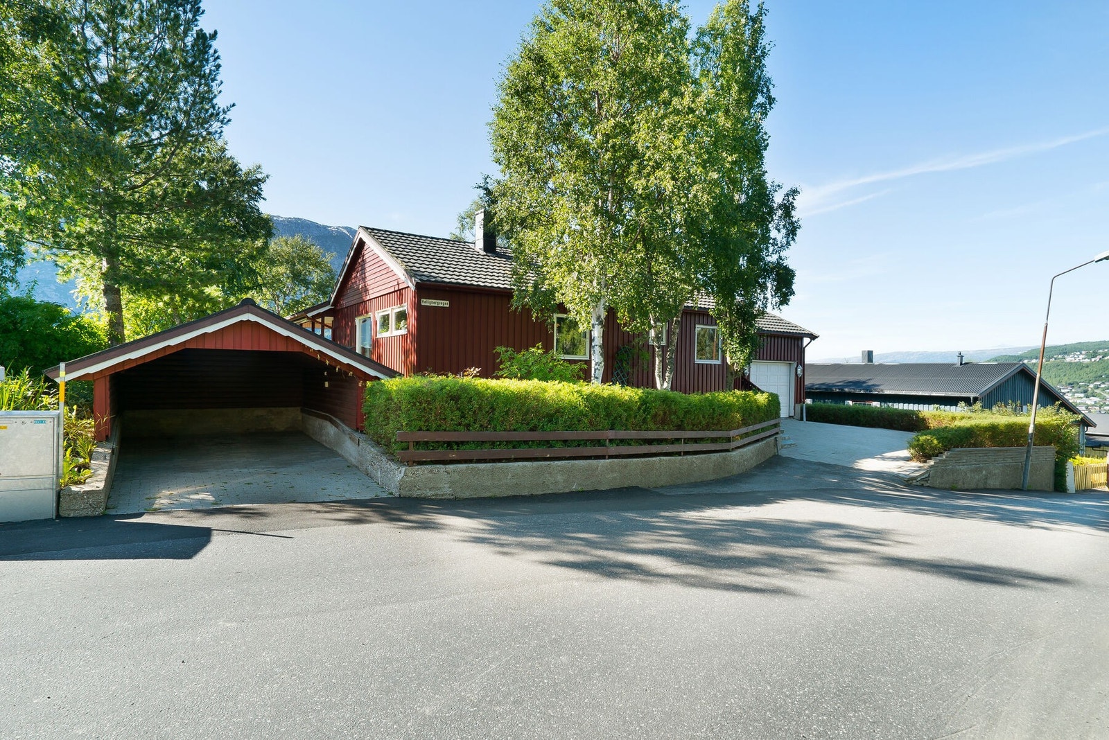 EiendomsMegler1 har gleden av å formidle en fin enebolig med en fantastisk utsikt på pynten av Helligbergvegen. Velkommen! Galleribilde