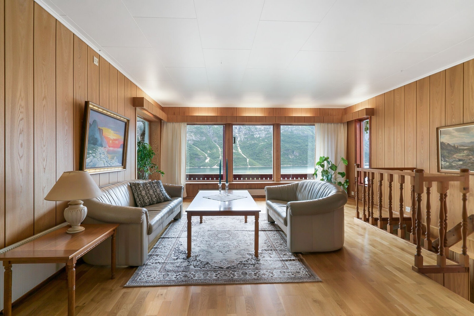 Huset varmes opp via vann i radiatorer, vedfyring og elektriske varmeovner der dette er plassert. Fra denne delen av huset er det trapp ned til kjellerstuen - et perfekt ekstrarom. Galleribilde