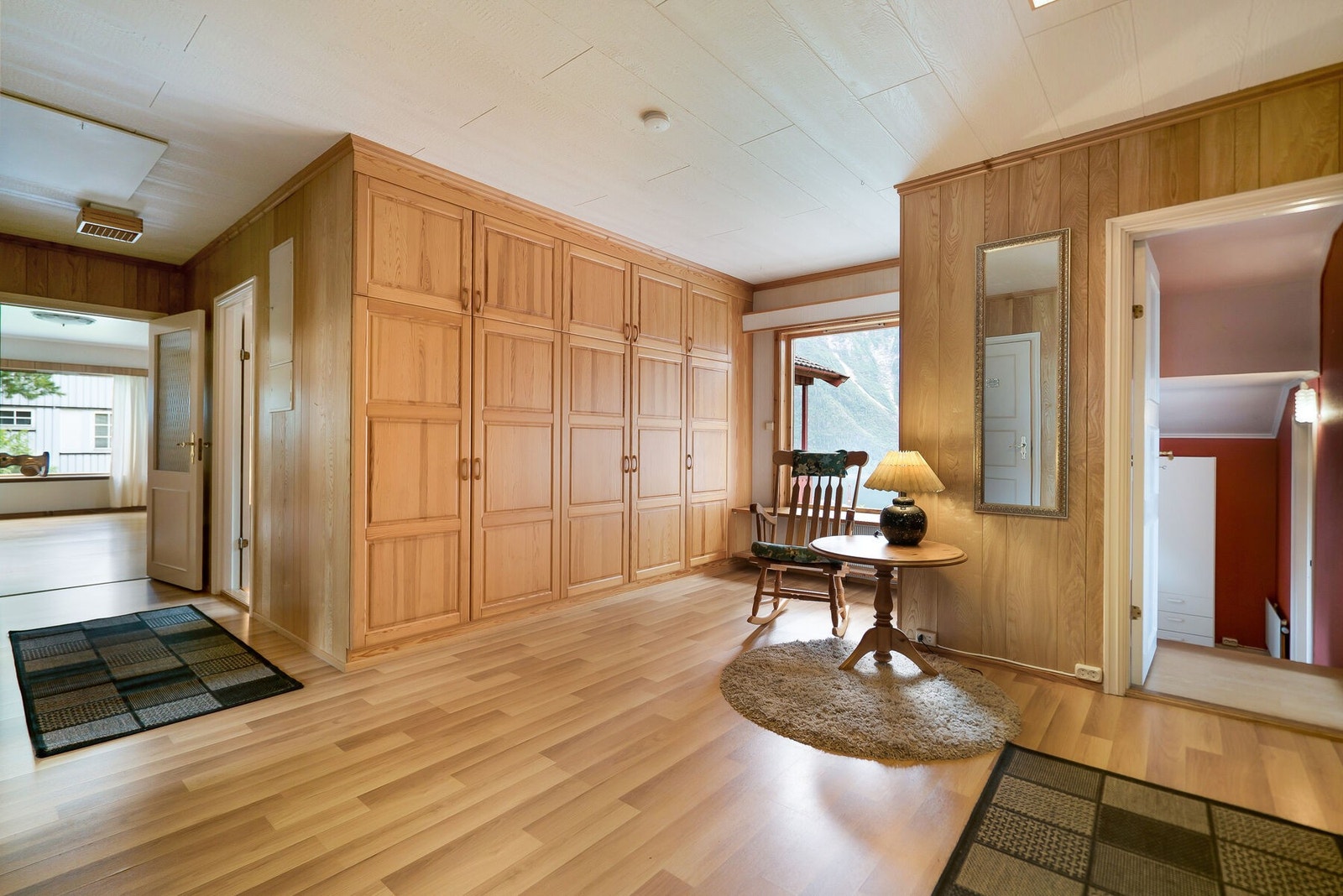 Inn i boligen møtes du av en lys og trivelig entré fra vindfanget. Det er plassbygde skap i massevis, så oppbevaring er ikke noe problem. Galleribilde