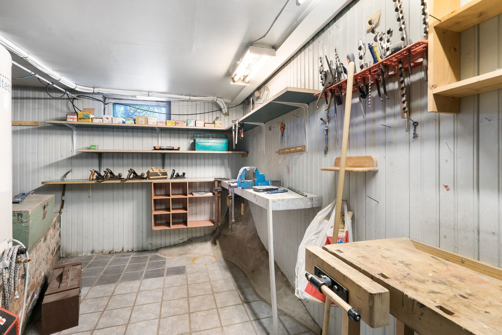 Husets tekniske rom med innslag av berggrunn. Her inne står varmtvannsberederen og den tidligere oljefyren som i dag brukes til å kjøre ut oppvarmet vann i radiatorene i huset. Galleribilde