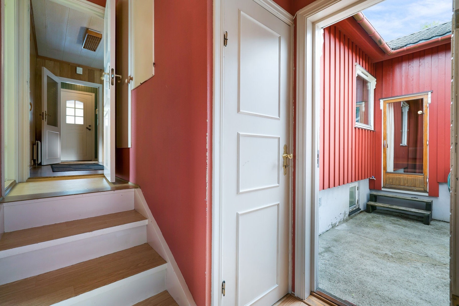 Huset har et delplan fra entréen og her er det adkomst til kjelleren. Til venstre i bildet ligger kontor og et soverom (godkjent som brensel og matrom og sådan ikke godkjent oppholdsrom). Galleribilde