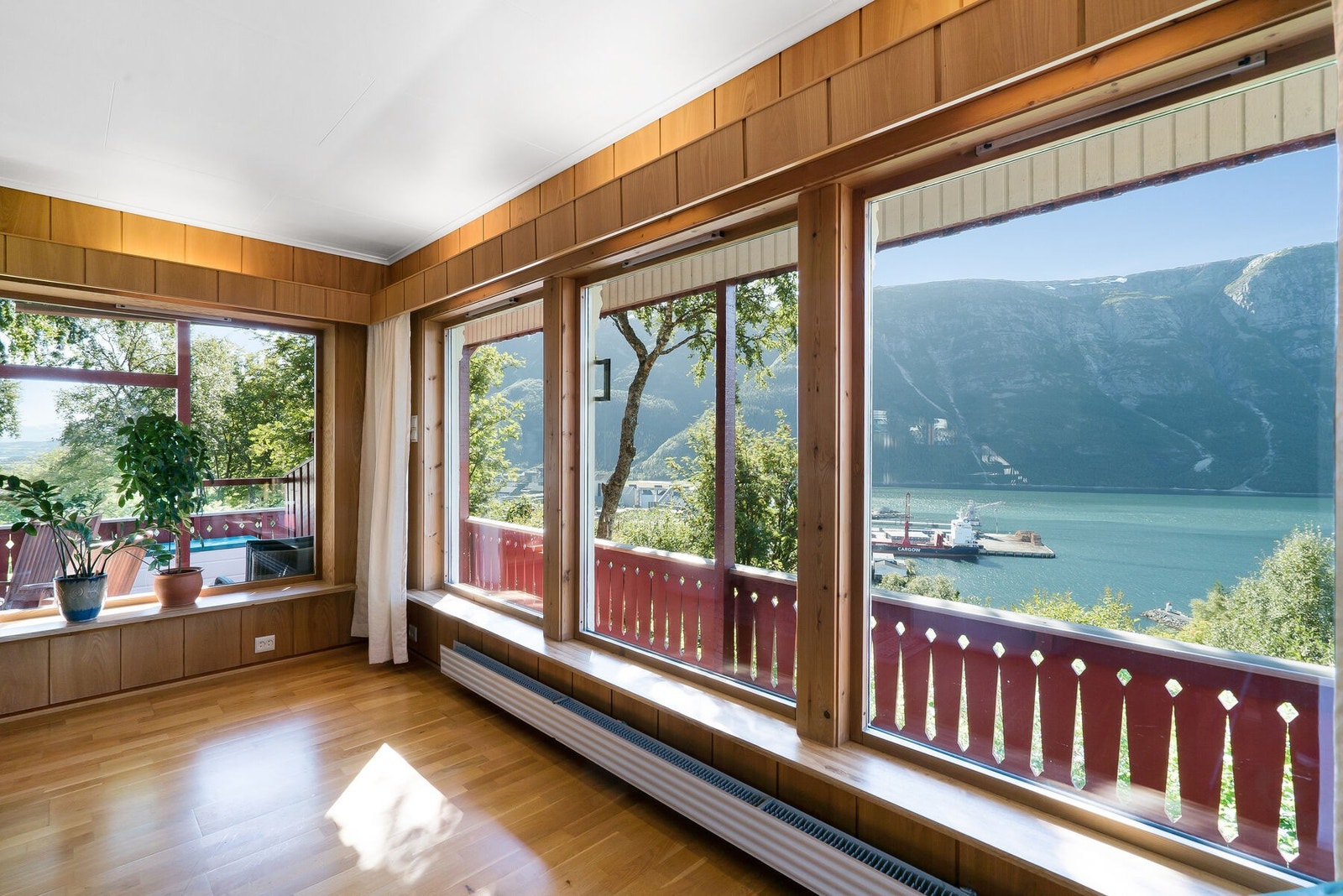 Her er det bare å plassere godstolen og vurdere utvidelse av balkongen først som sist i retning fjorden. Galleribilde