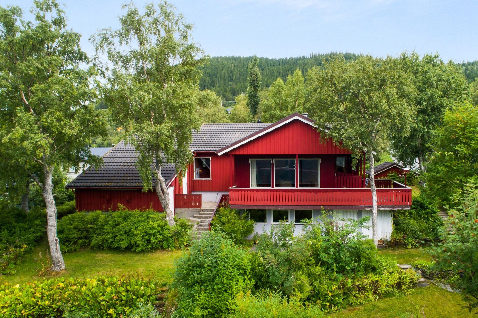 Eiendommen består av to bruksnummer og har en tomt på totalt ca. 856,1m². Taket er tekket med profilerte takplater av Decra. Ukjent alder. Galleribilde