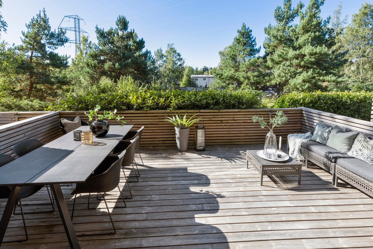 Mulig en av den beste beliggenheten i området. Leiligheten har ikke innsyn og ser ut mot grønnomgivelser Galleribilde