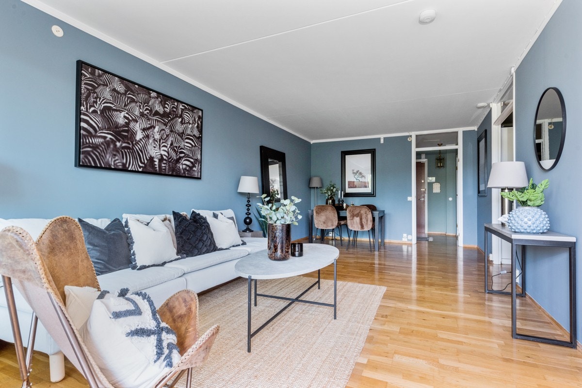 Stor stue med god plass til spisebord, sofa avdeling. Galleribilde