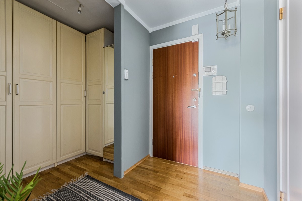 Med god plass til å henge fra seg yttertøy og sko. Garderobe Galleribilde