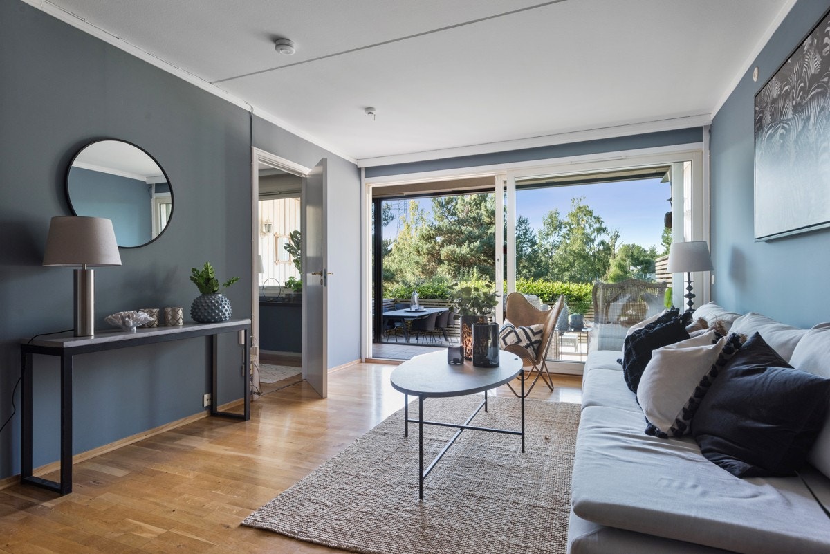 Stor og lys stue med utgang til terrassen Galleribilde