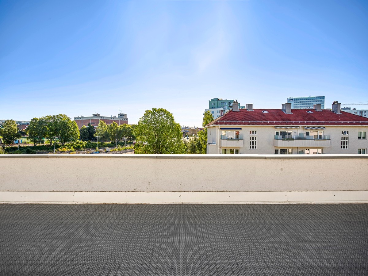 Boligen disponerer egen takterrasse på 40 kvm. med hyggelig utsyn. Galleribilde