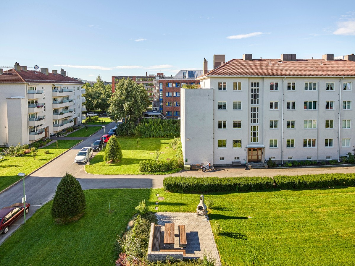 Fra terrassen er det hyggelig utsyn mot fellesområdene. Galleribilde
