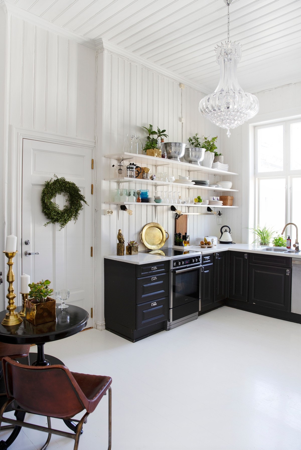 Stort og koselig kjøkken med hjørnepeis og plass til spisebord Galleribilde