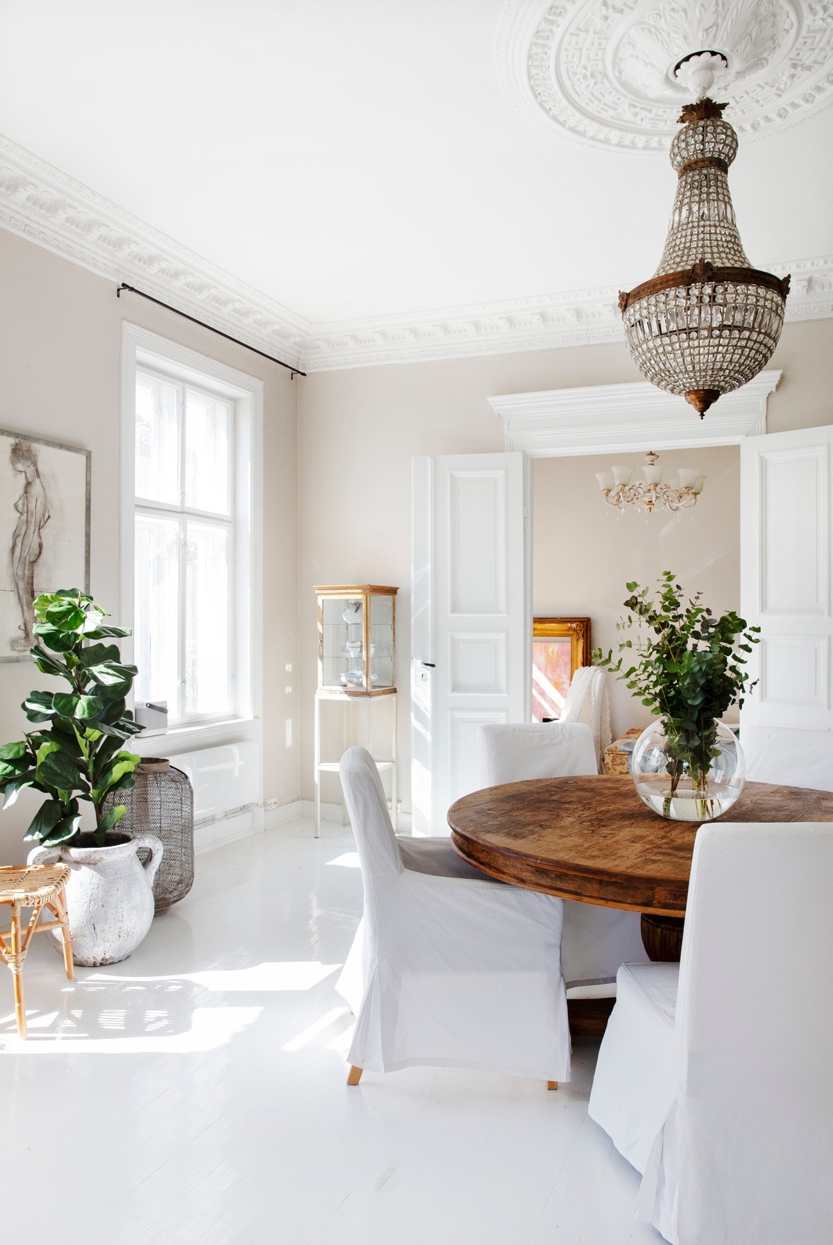 Fra stuen er det doble fløydører inn til spisestuen Galleribilde