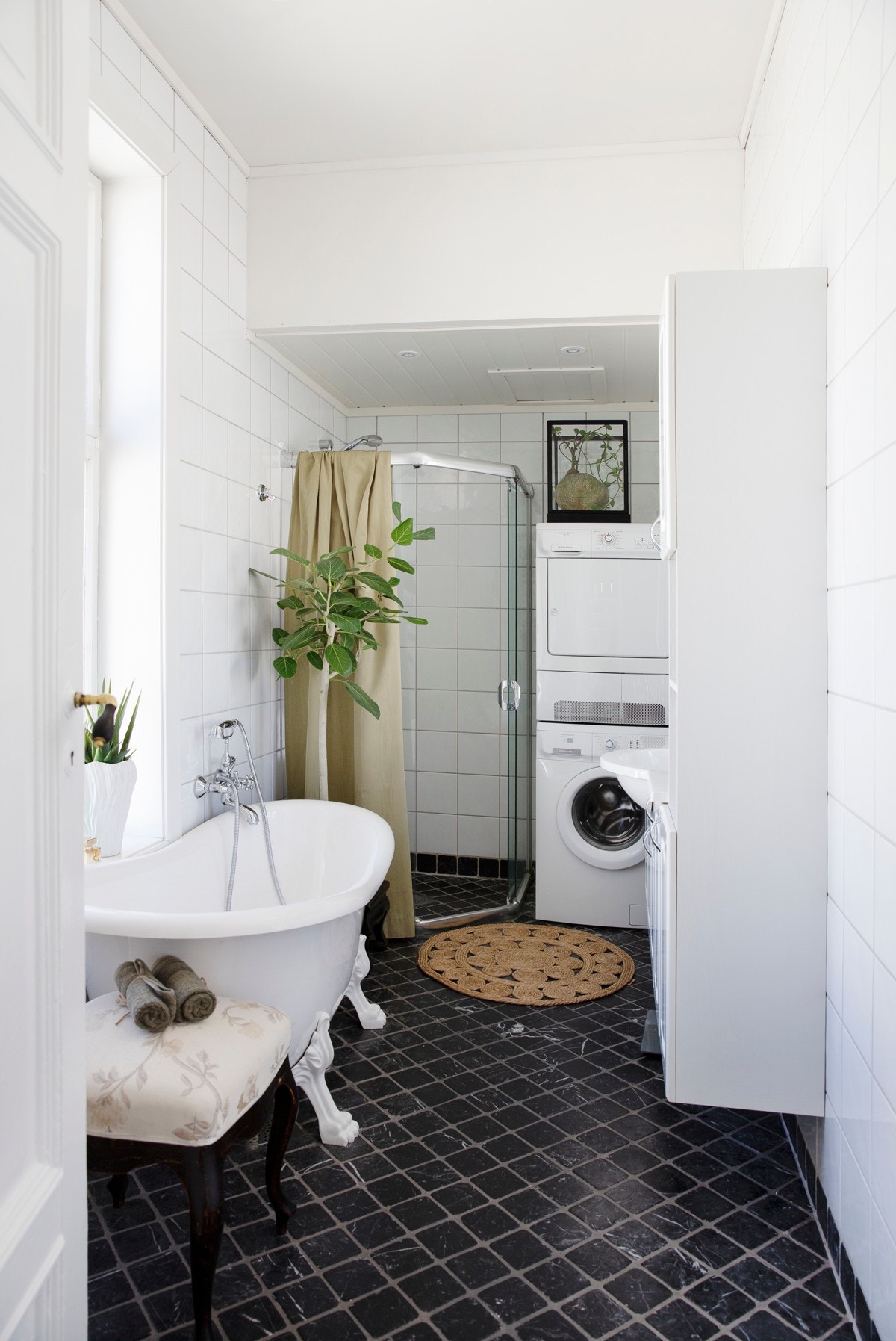 Lyst og pent bad/wc med varmekabler i gulv og downlights i himling. Opplegg for vaskemaskin og tørketrommel Galleribilde