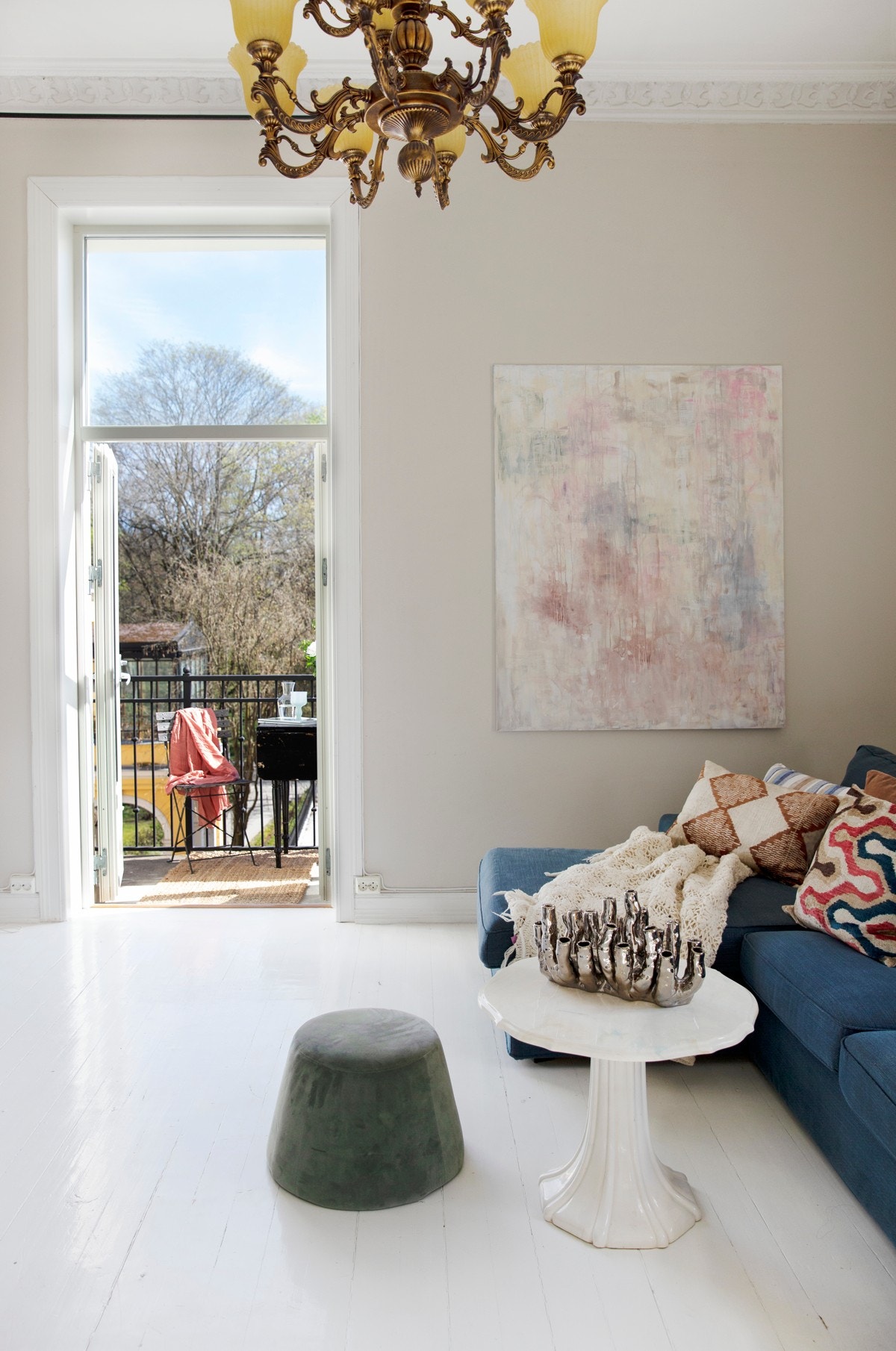 Romslig stue med klassiske detaljer som stukatur og rosett. Galleribilde