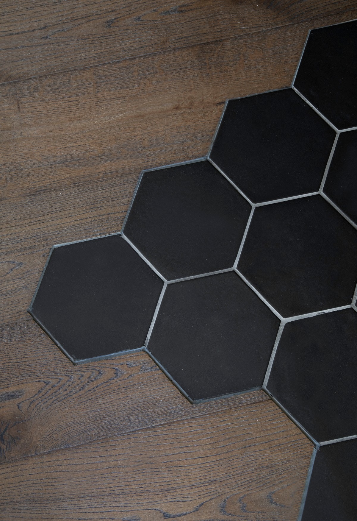 Hexagonfliser nedlagt i parketten Galleribilde