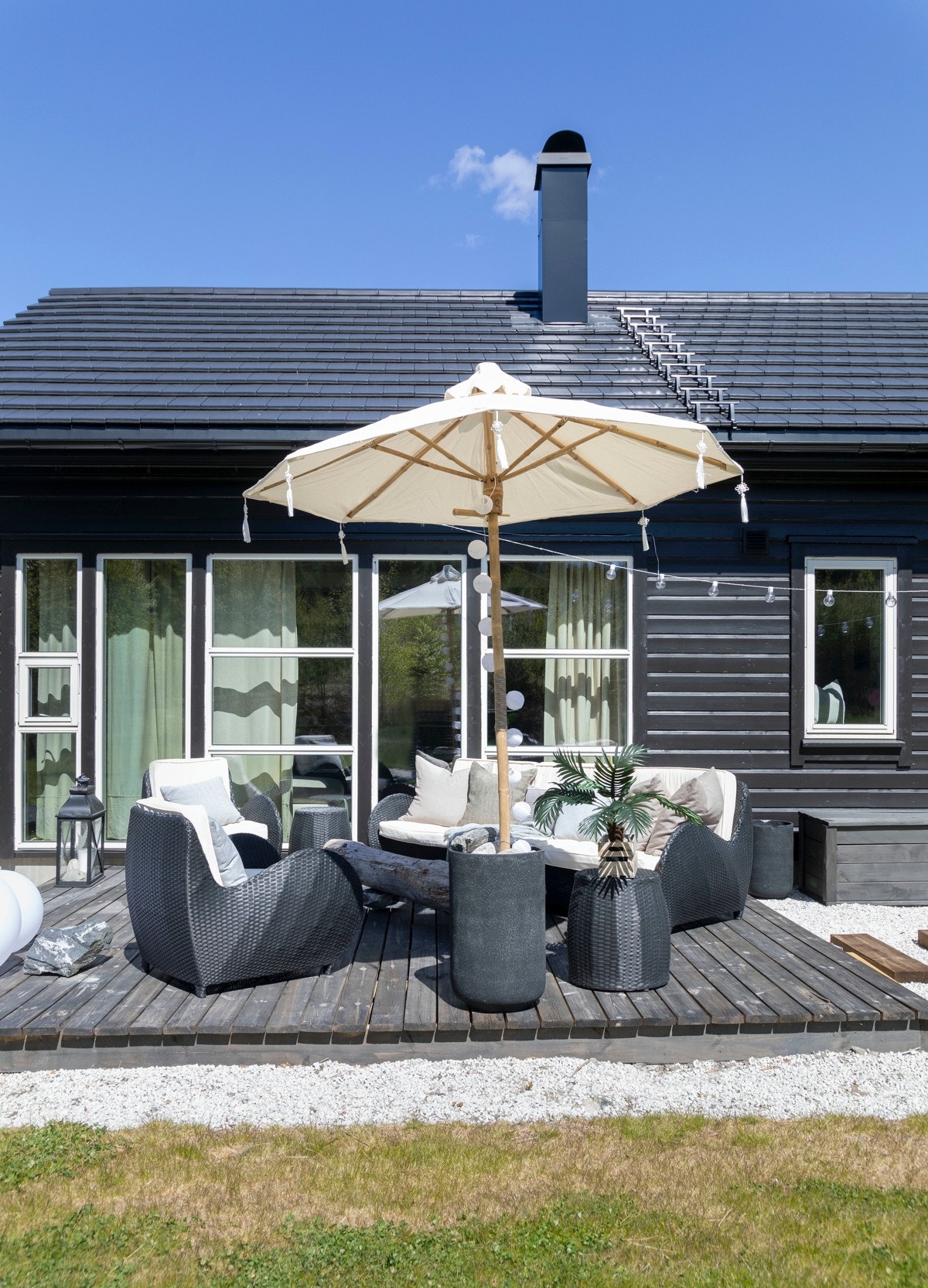 Deilig terrasse med sol hele dagen. Terrassemøbler følger med. Galleribilde