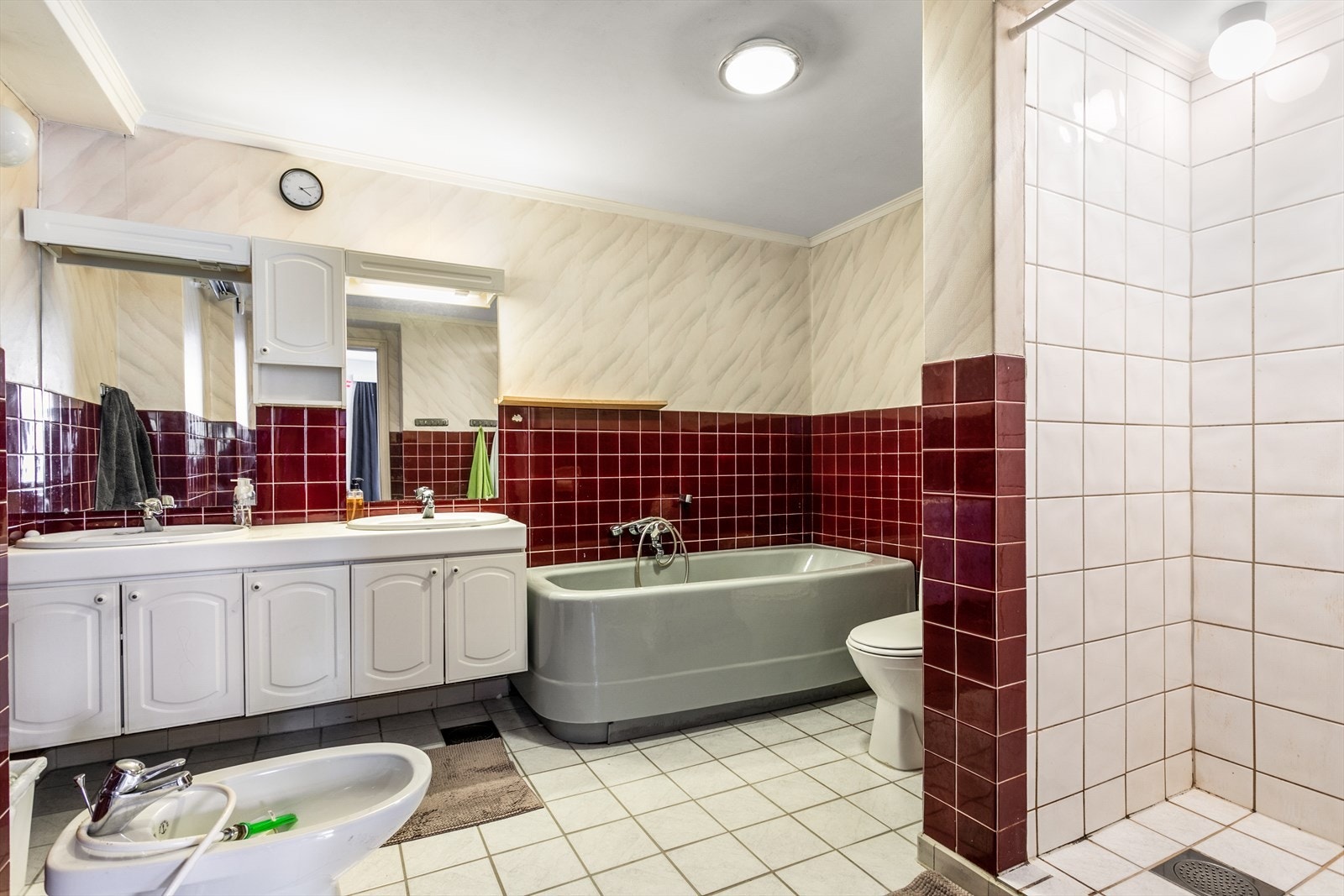 Stort bad med både dusjnisje og badekar. Galleribilde