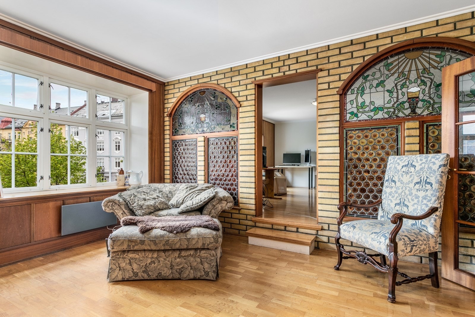 Stuen har store vindusflater og får mye naturlig lys. Galleribilde