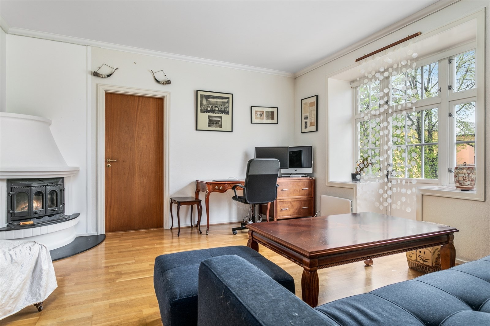 Leiligheten har 3 stuer. Den ene stuen har vedovn. Galleribilde