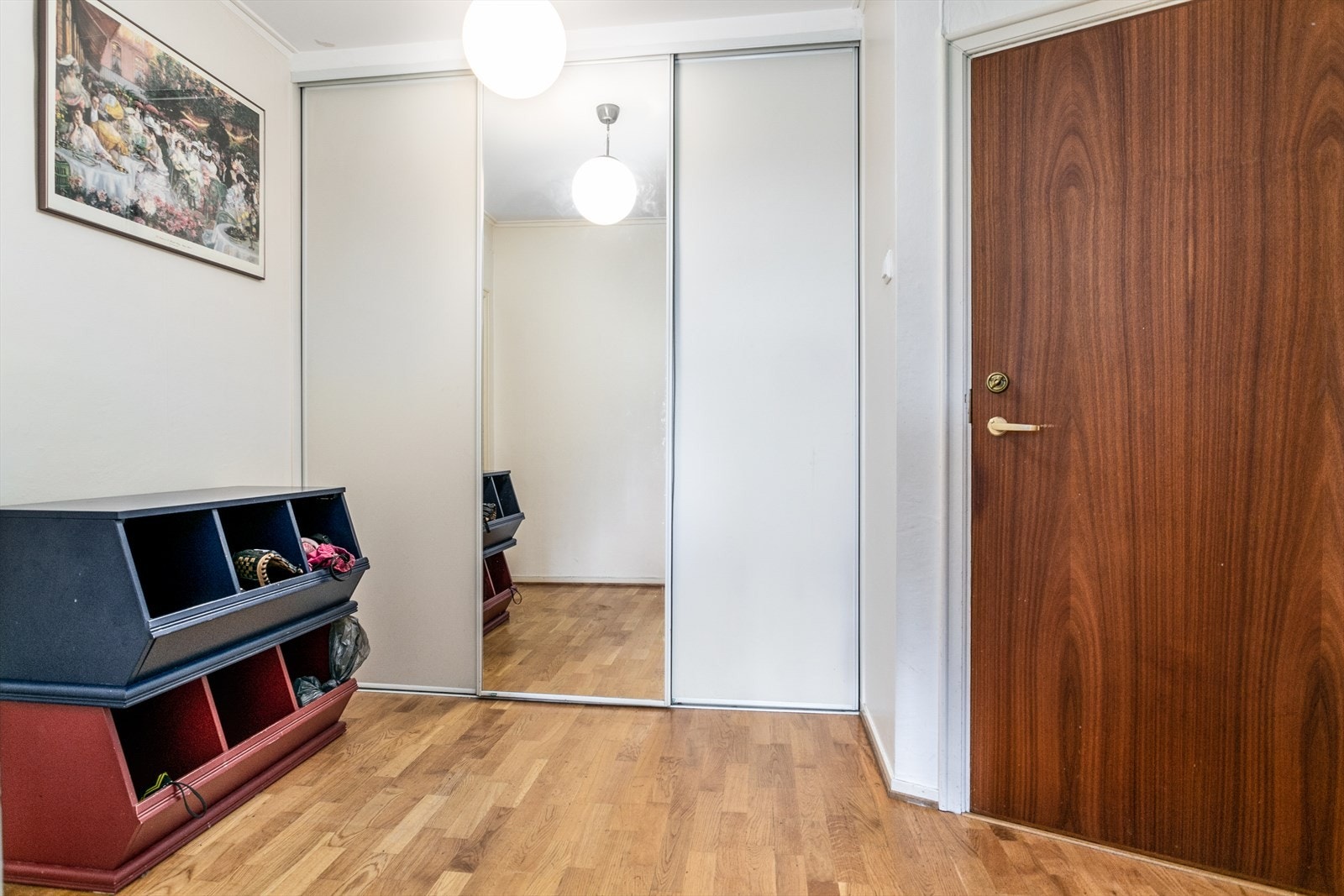 Entre med plass til å henge fra seg i skyvedørsgarderobe. Galleribilde