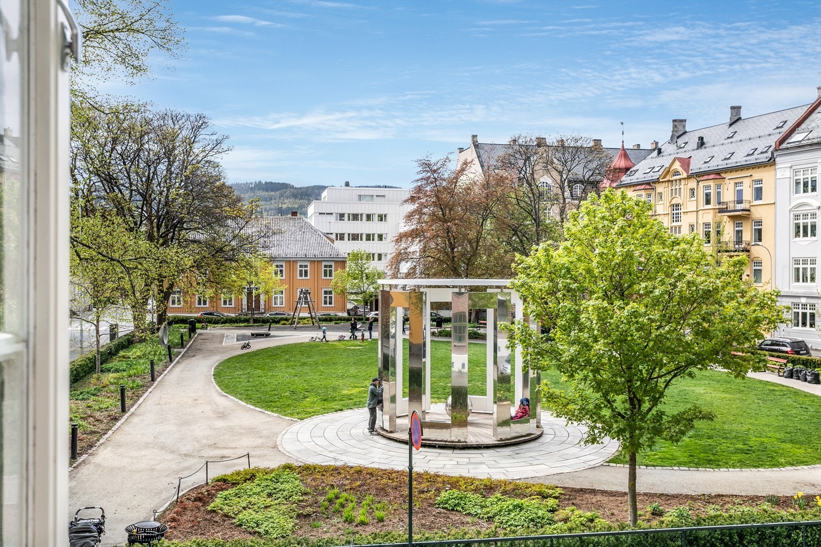 Leiligheten grenser til denne flotte parken. Galleribilde