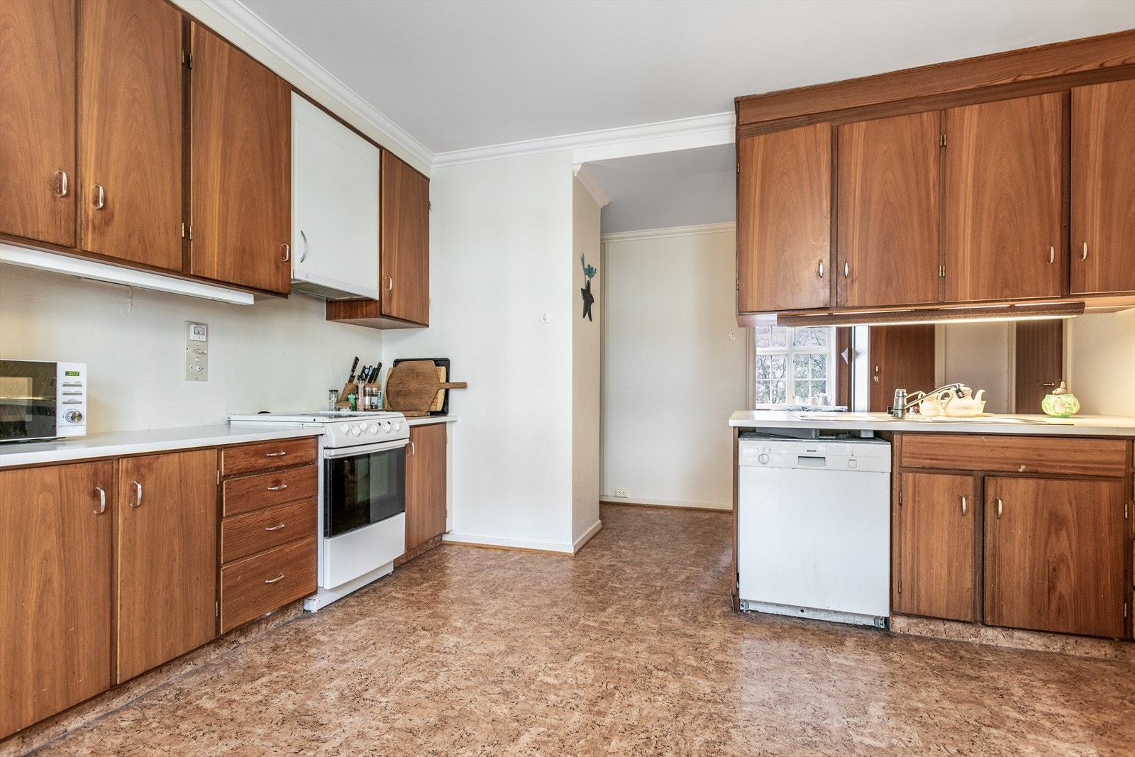 Stort kjøkken med mye skap og benkeplass. Galleribilde