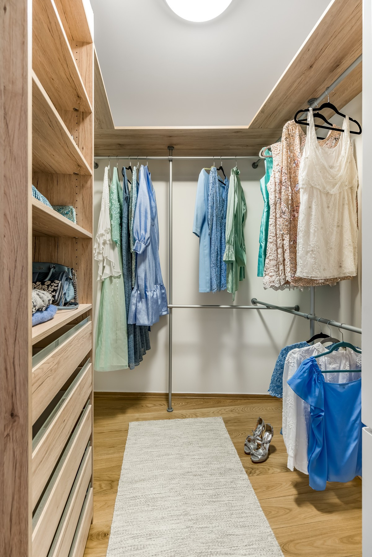 I forbindelse med entré er det stort walk-in closet