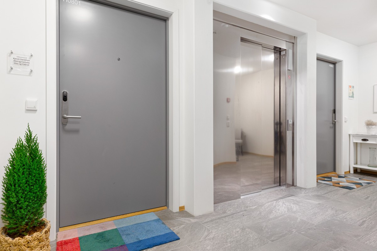 Lyst og romslig inngangsparti - det er kun to leiligheter i toppetasjen. Leiligheten disponerer arealet