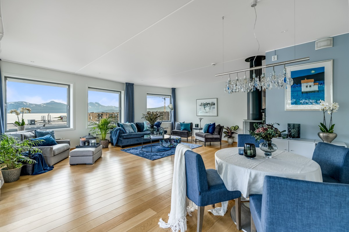 Stor og lekkert innredet stue med plass til flere sittegrupper