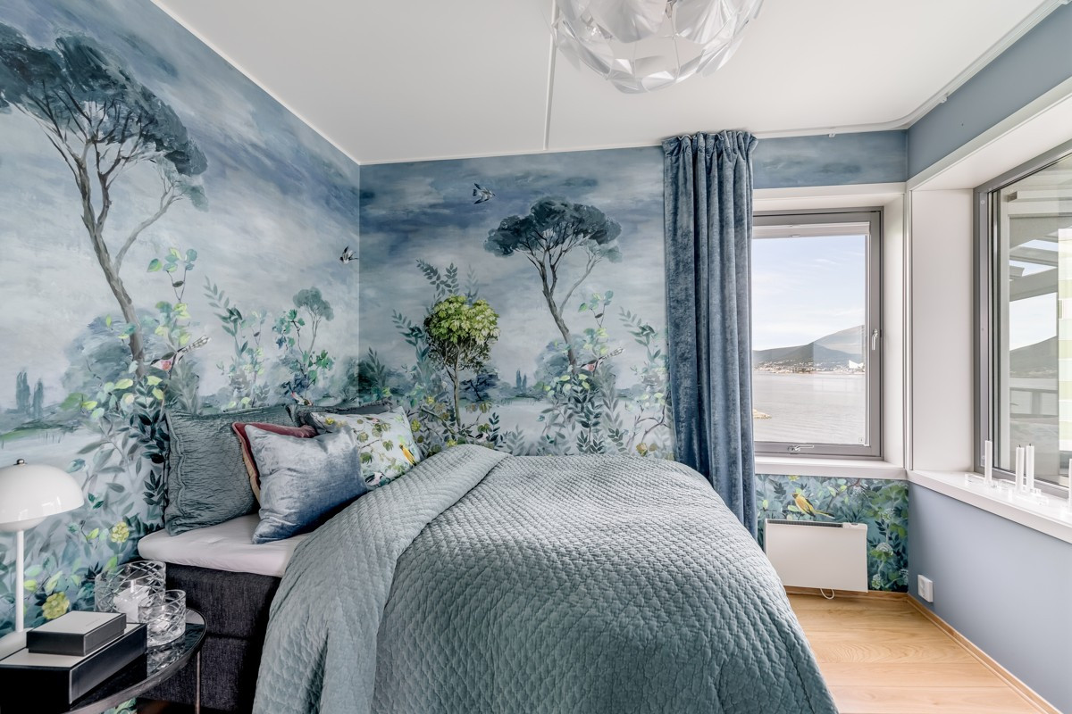 Hovedsoverom i harmonisk utførelse med tapet fra Designers guild