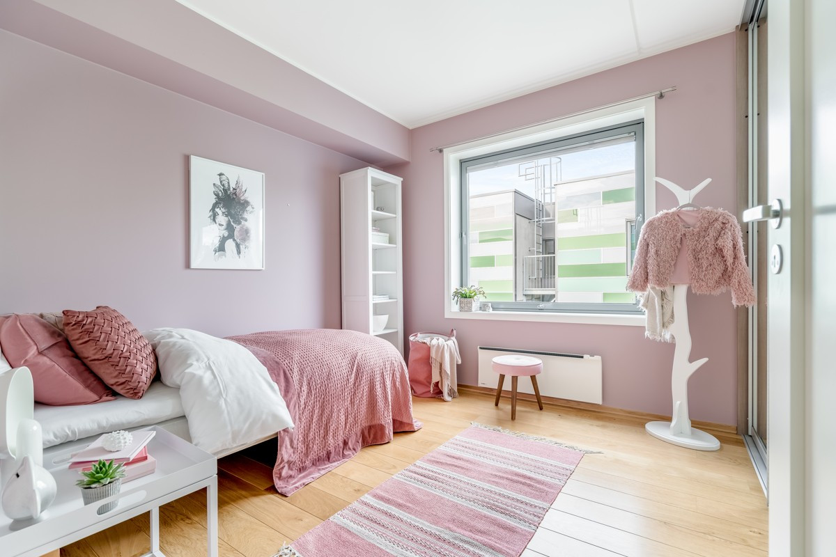 Soverom 3 har eksklusiv vegg til vegg skyvedørsgarderobe fra HTH
