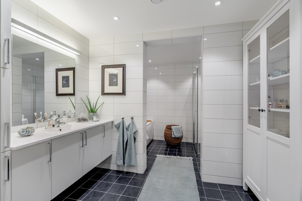 Badet er delt inn i to "soner" med servant og WC adskilt fra dusnjisje og badekar