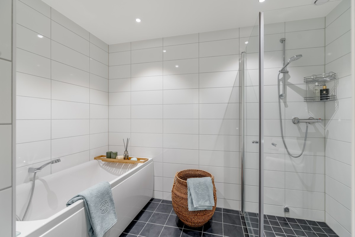 Badet er komplett flislagt med gulvvarme og smart løsning