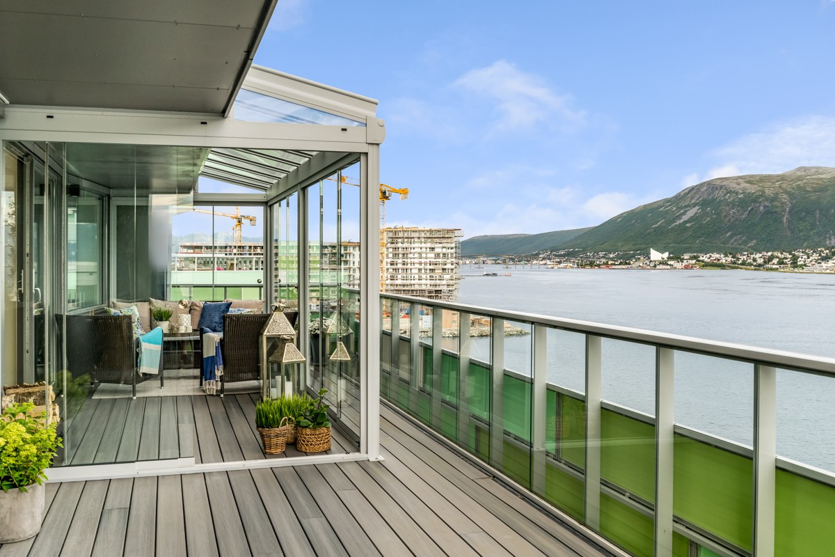 Terrassen består av en innglasset vinterhage og en delvis overbygd del med flott panoramautsikt
