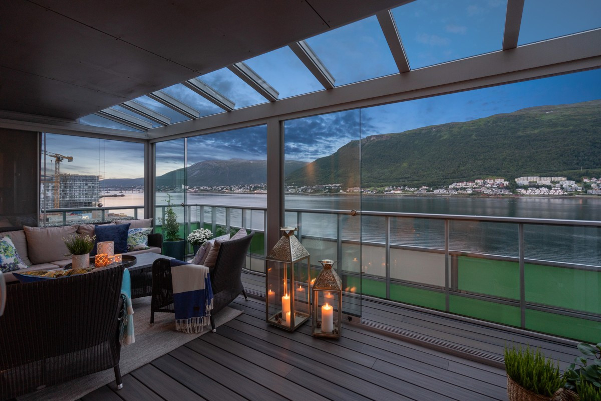 Her er det koselig å sitte på verandaen på kveldstid med fantastisk utsikt mot Tromsøysundet!