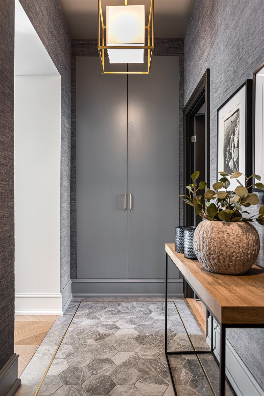 Gangen er utsmykket med 3m høyt plassbygd garderobeskap og designfliser Galleribilde