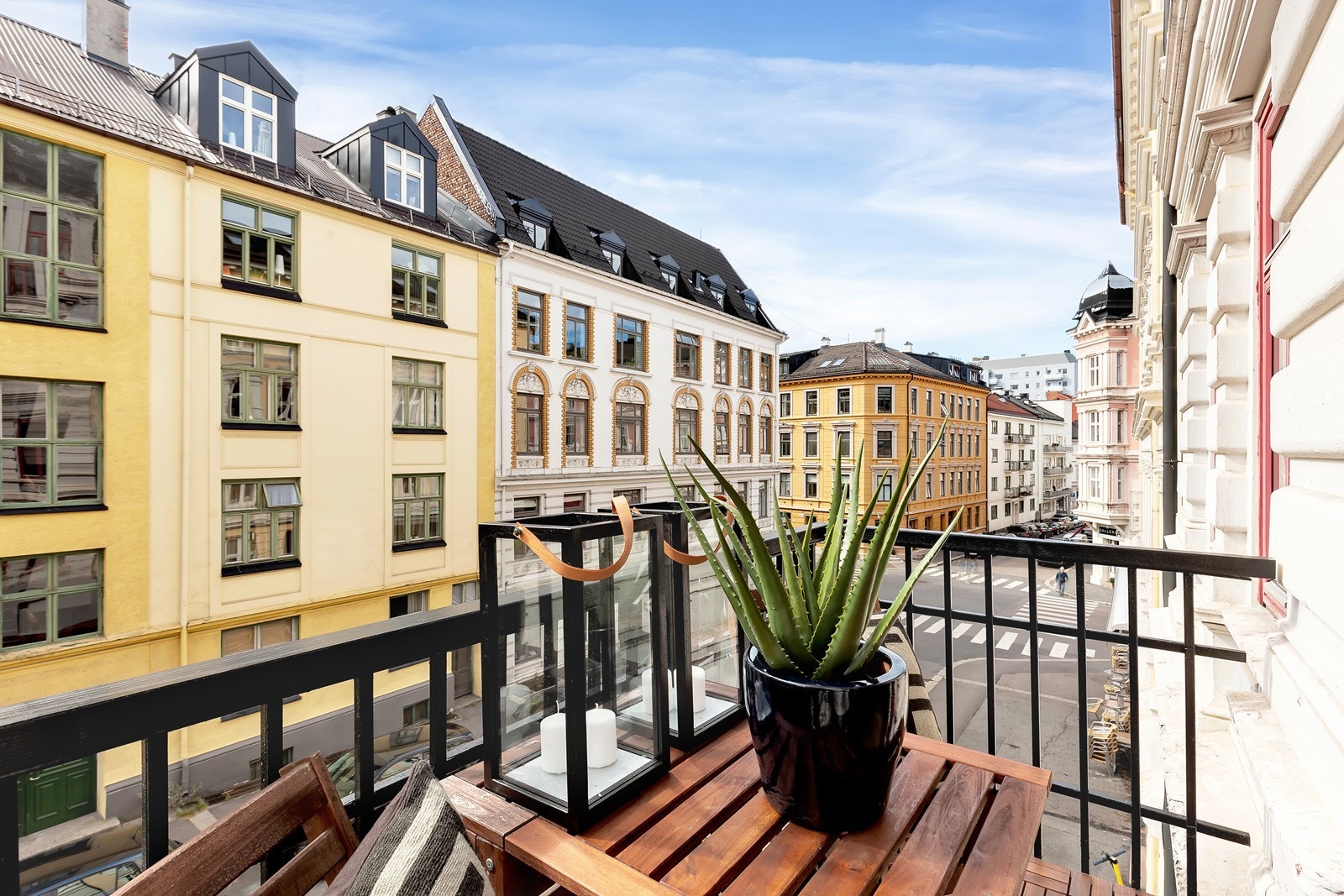 Med direkte adkomst fra boligens stue finner man en flott balkong Galleribilde