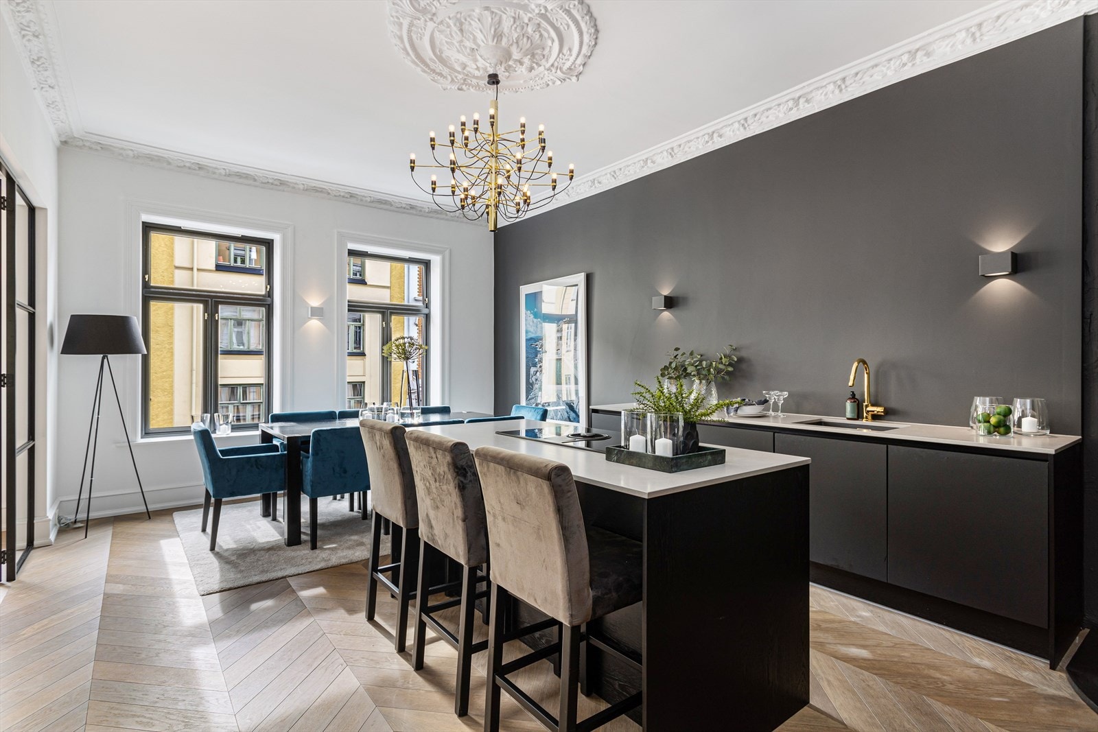 Praktisk og smart kjøkkenøy med plass til barstoler som gir ekstra god lagringsplass Galleribilde