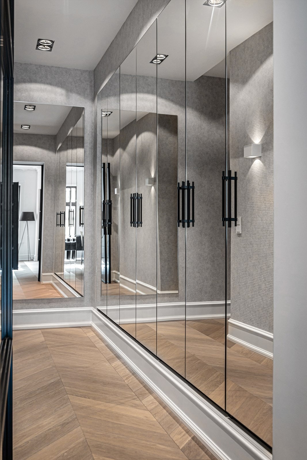 Plassbygde garderobeskap som gir ekstremt god lagringsplass Galleribilde