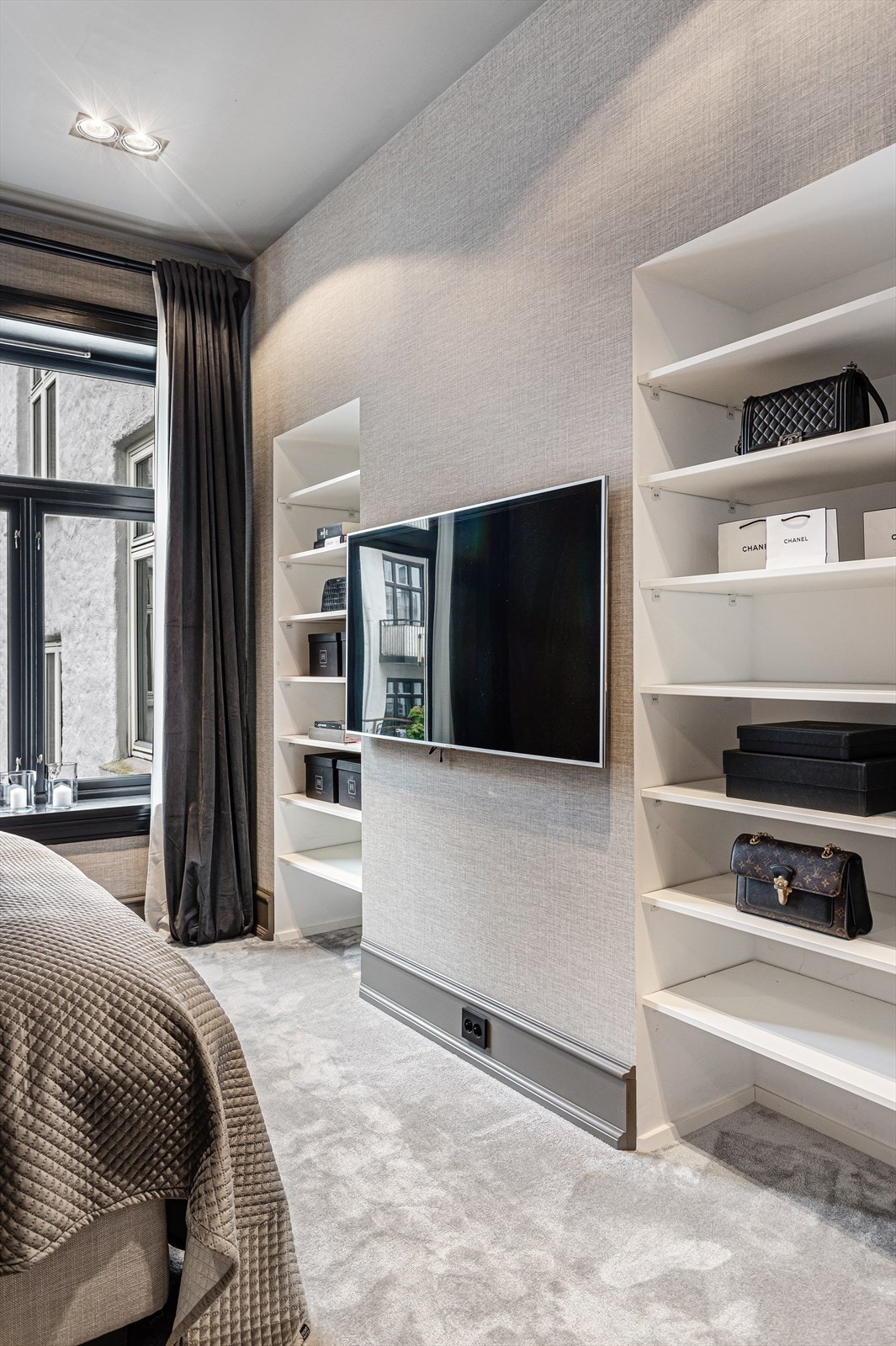 Lekker og smart plassbygd hylleløsning Galleribilde