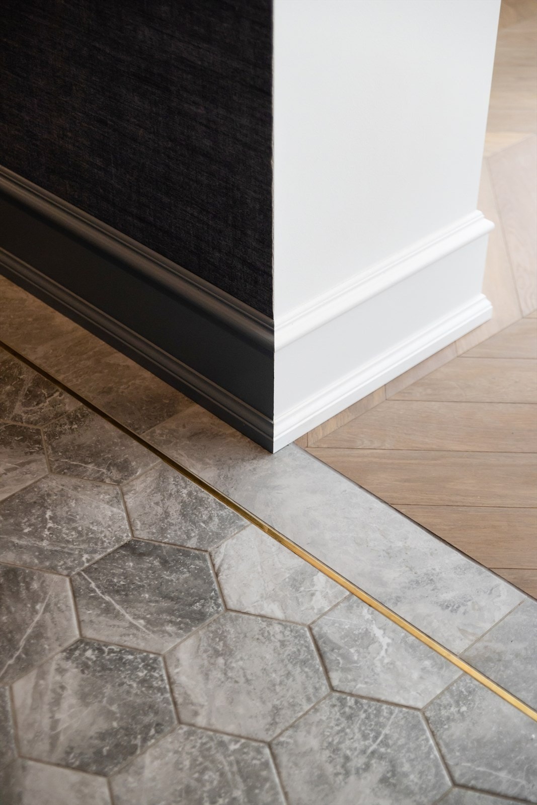 Gangen er utsmykket med 3m høyt plassbygd garderobeskap og designfliser Galleribilde