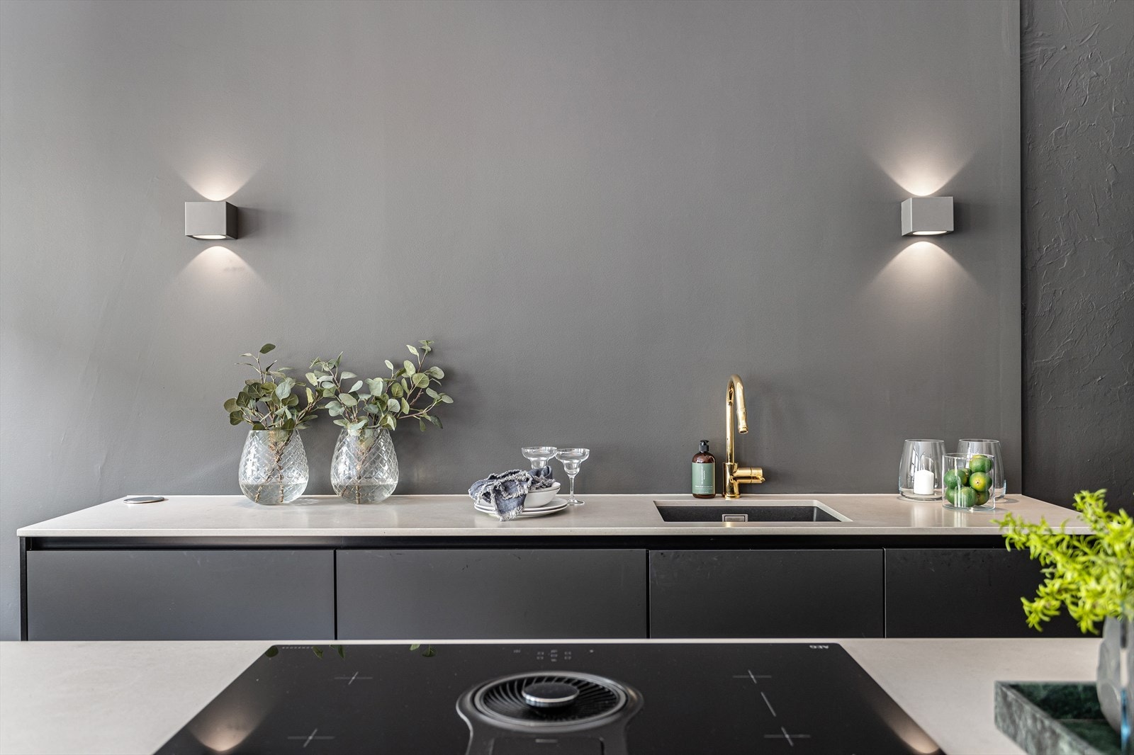 Stilren og moderne nedfelt indusjonstopp med innebygd ventilator Galleribilde