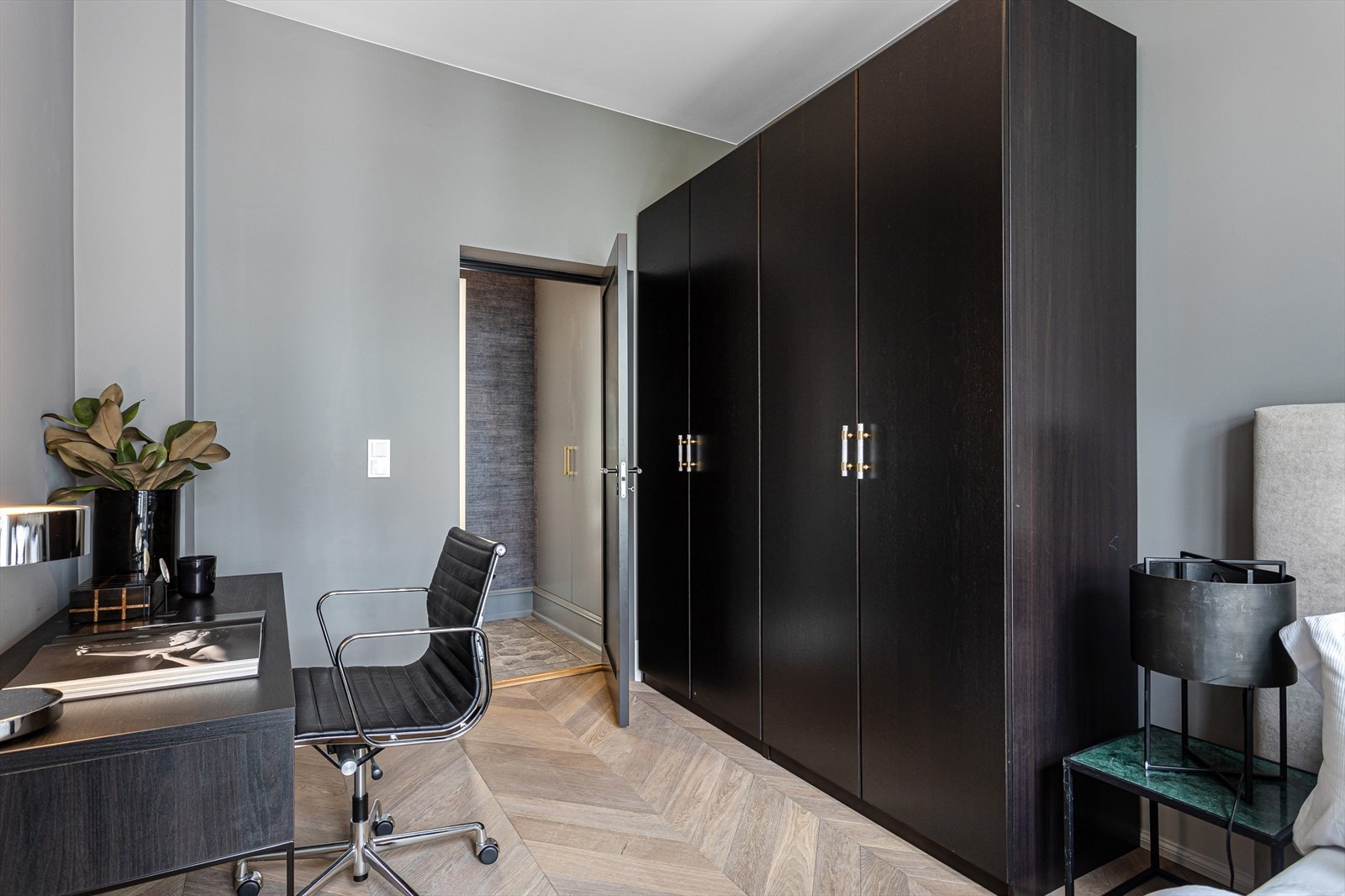 Stort garderobeskap med plass til oppbevaring Galleribilde