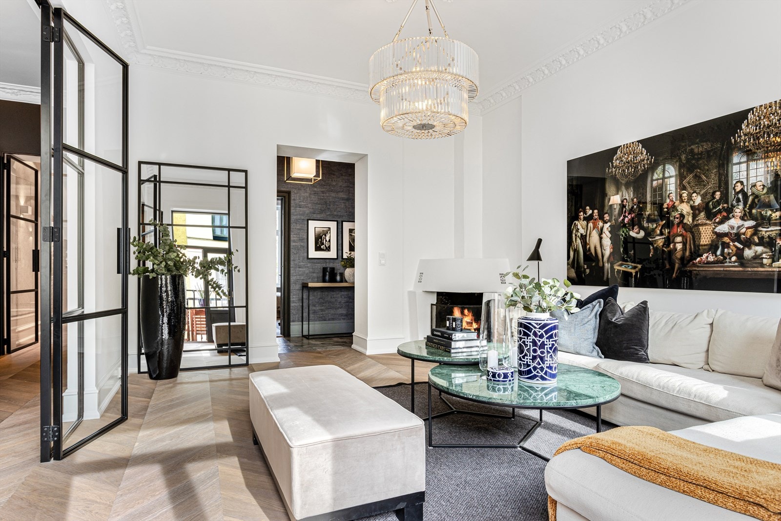 Smijernsdørene og vinduene bidrar til et godt lysinnslipp og et moderne inntrykk Galleribilde