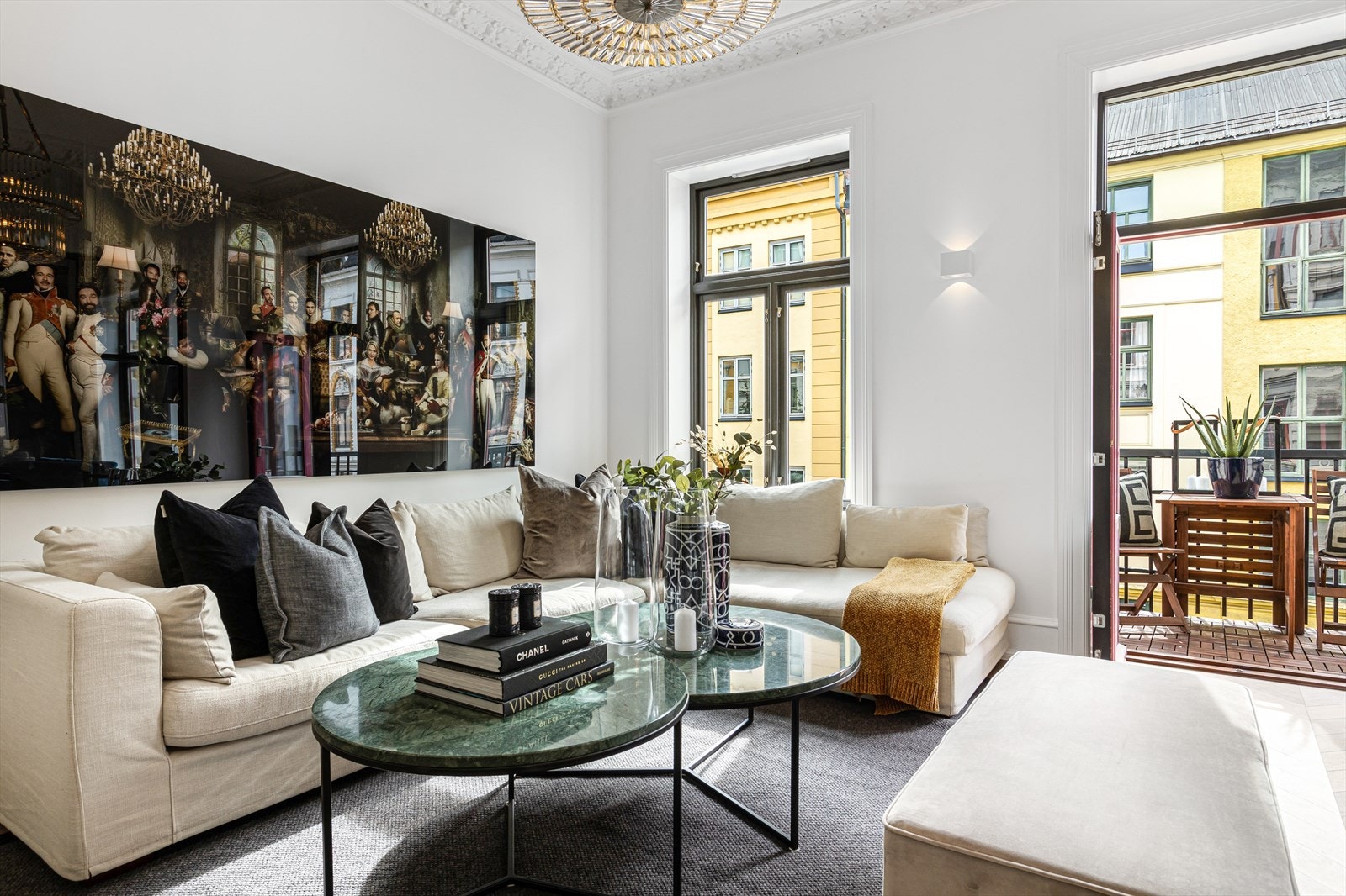 Imponerende takhøyde, dype vinduskarmer, stukkatur og rosett, samt påkostet chevron eikeparkett Galleribilde