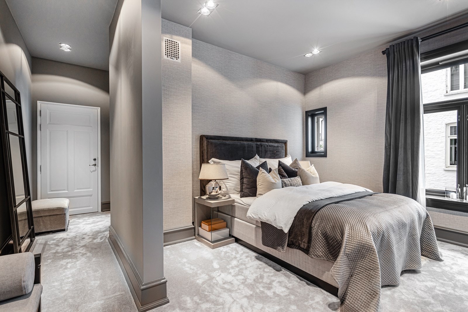 Smakfult og romslig hovedsoverom med god plass til dobbeltseng og tilhørende møblement Galleribilde