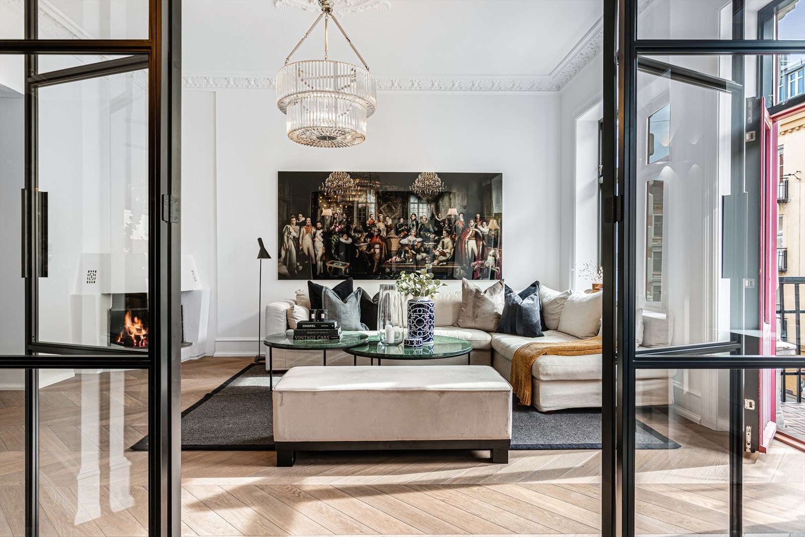 Det klassiske som stukkatur og rosett møter det moderne som smijernsdører/vinduer Galleribilde