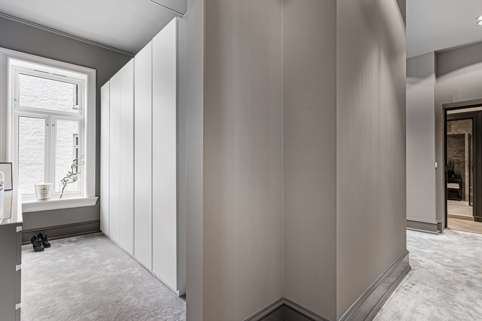 Boligens tredje soverom brukes i dag som walk-in closet Galleribilde
